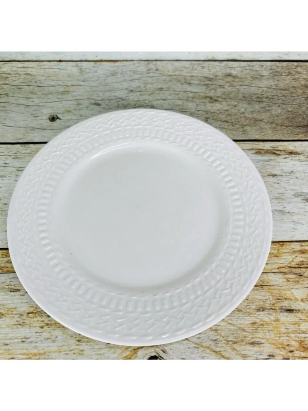 Livingquarters LIQ10 White Embossed Basketweave Lines 7.75